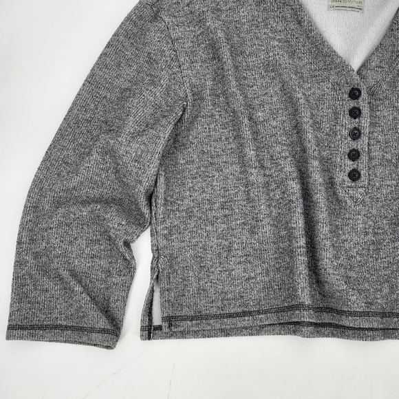 Urban Outfitters Oversized Boxy Cropped Sweater Ribbed Knit Henley Button Gray L - Picture 4 of 7